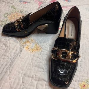 Antonio Melani black leather giraffe embossed loafer pumps with gold chain sz 8M